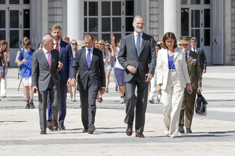 El Rey Felipe sale del Palacio Real con otras personas a pie
