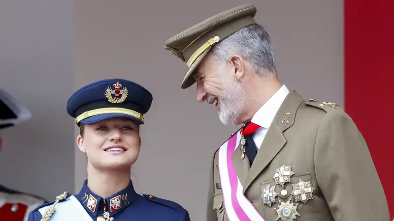La Princesa Leonor y el Rey Felipe, muy sonrientes en el Día de las Fuerzas Armadas