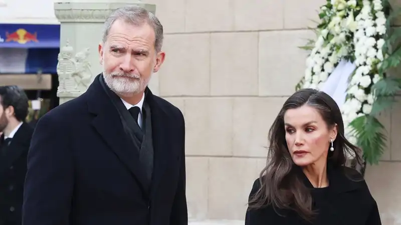 Los Reyes Felipe y Letizia, con gesto serio en el funeral de Irene de Grecia en Atenas
