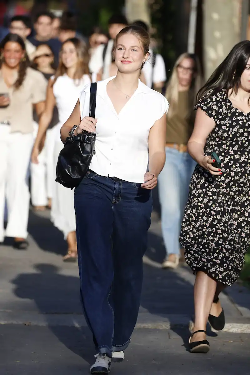 La Princesa Leonor en su primer día de Universidad, con un look casual.