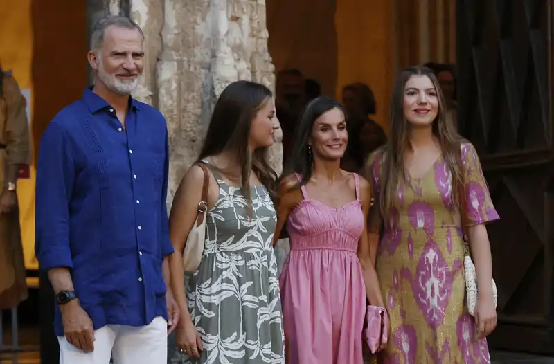 Felipe VI y la Reina Letizia, entre sus hijas, la Princesa Leonor y la Infanta Sofía, durante su estancia estival en Mallorca