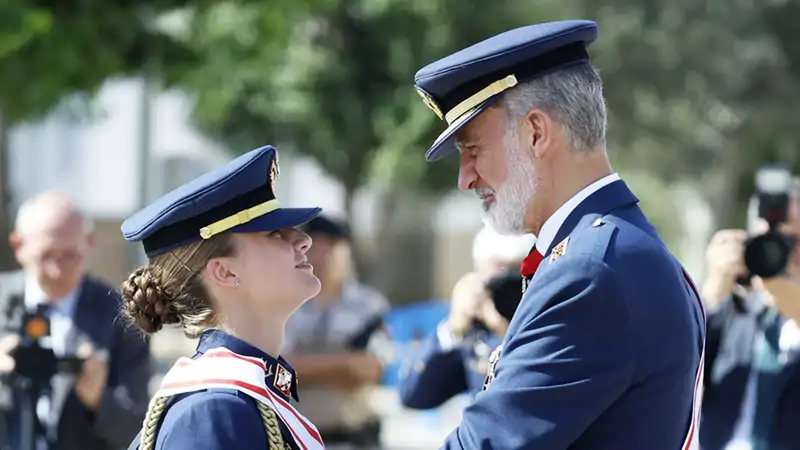 El Rey Felipe impone a la Princesa Leonor la Gran Cruz del Mérito Aeronáutico: un momento histórico y un emotivo abrazo entre padre e hija
