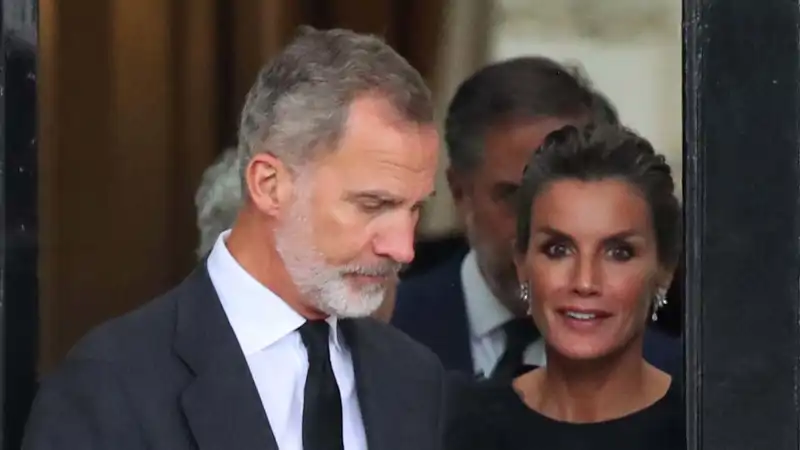 FELIPE VI Y LETIZIA ORTIZ SALEN DE LA EMBAJADA ESPAÑOLA EN LONDRES