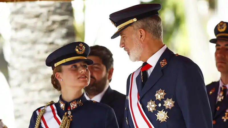 La Princesa Leonor y el Rey Felipe hablando y mirándose en Murcia