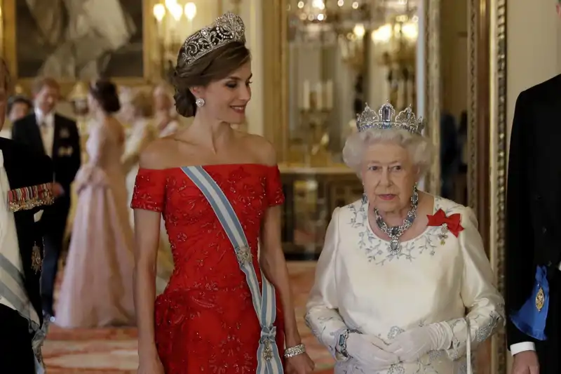 La Reina Letizia junto a Isabel II, en Reino Unido en 2017.