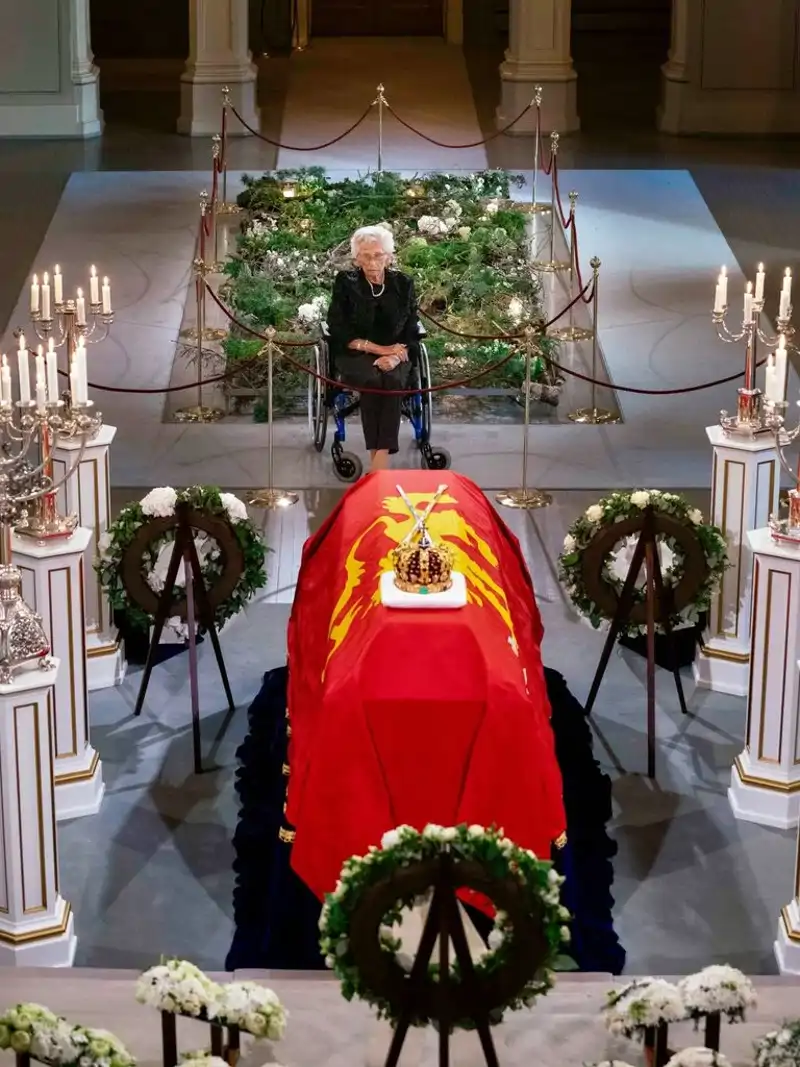 La Princesa Astrid de Noruega ante el féretro de su hermano, el Rey Harald V