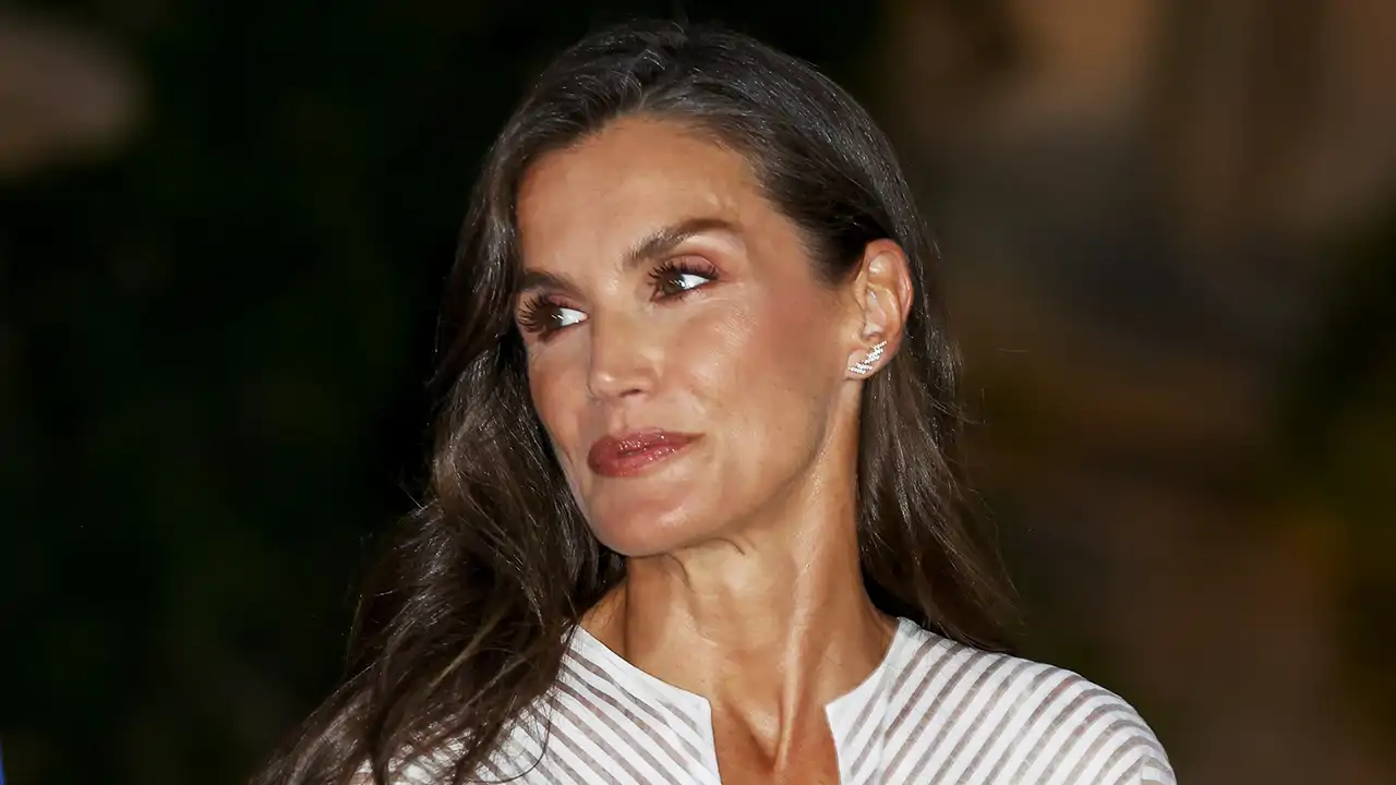 La Reina Letizia viste de Sybilla durante la recepción en Marivent