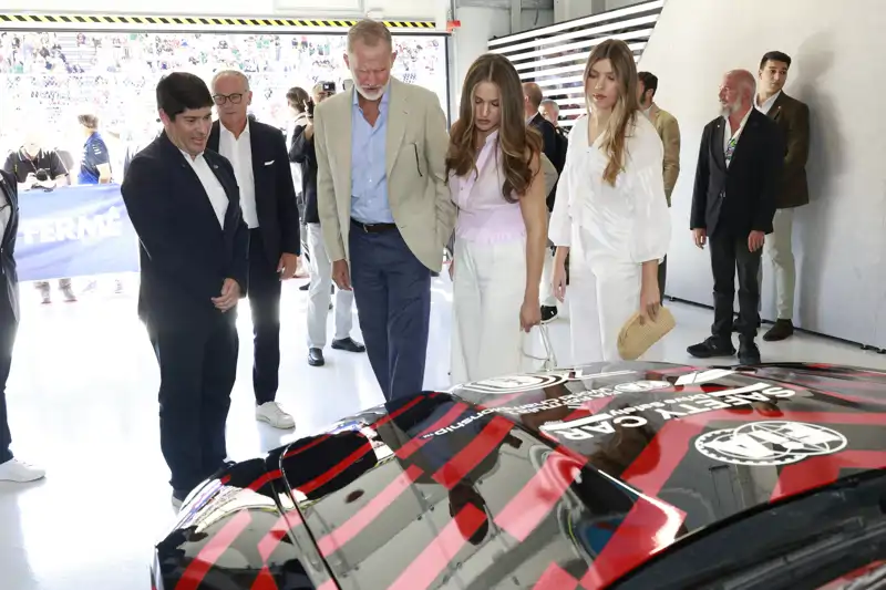 El Rey Felipe y sus hijas, Leonor y Sofía, observando uno de los coches del Madring
