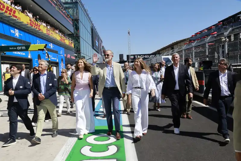 El Rey Felipe y sus hijas, Leonor y Sofía, paseando por el circuito de Madrid