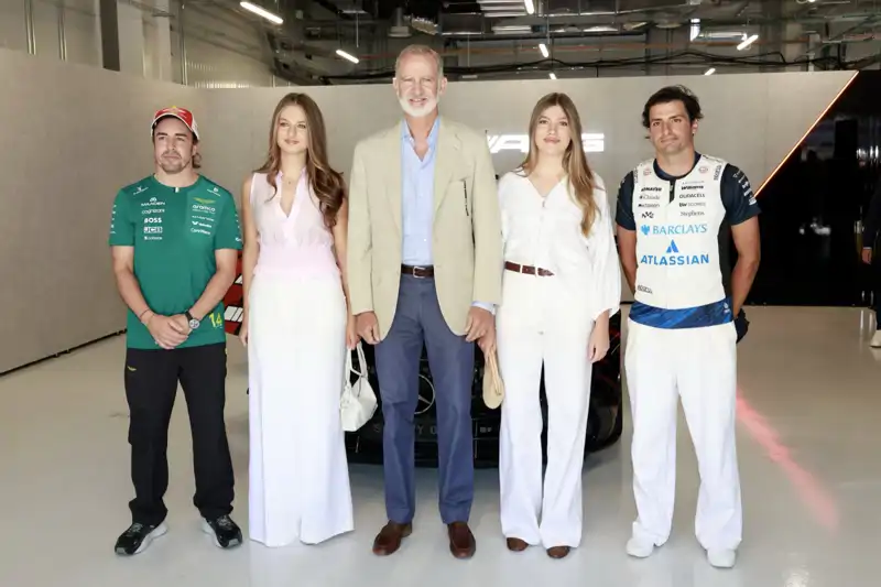 Felipe Leonor y Sofía con Fernando Alonso y Carlos Sainz Jr
