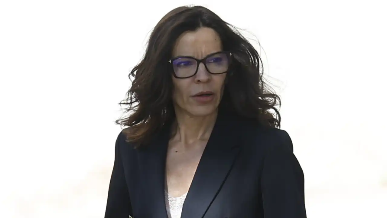 Silvia Bronchalo ha llegado junto a su abogado a los juzgados para afrontar el juicio contra su ex, Rodolfo Sancho.