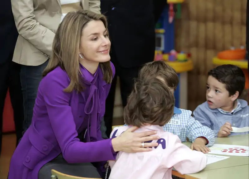 La Reina Letizia, durante su visita al colegio de su infancia en 2008.