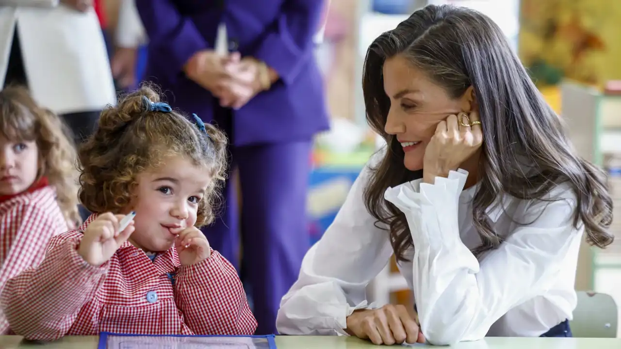 La complicidad de la Reina Letizia con los alumnos del Colegio Público La Gesta de Oviedo este jueves, 17 de septiembre.