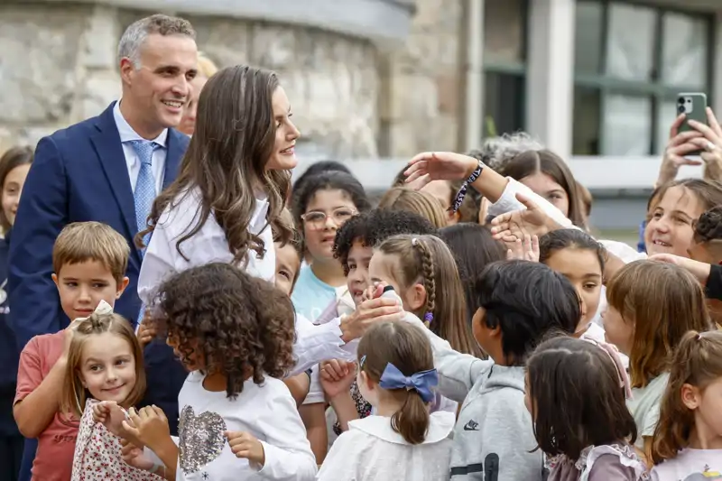 La complicidad de la Reina Letizia con los alumnos del Colegio Público La Gesta de Oviedo este jueves, 17 de septiembre.