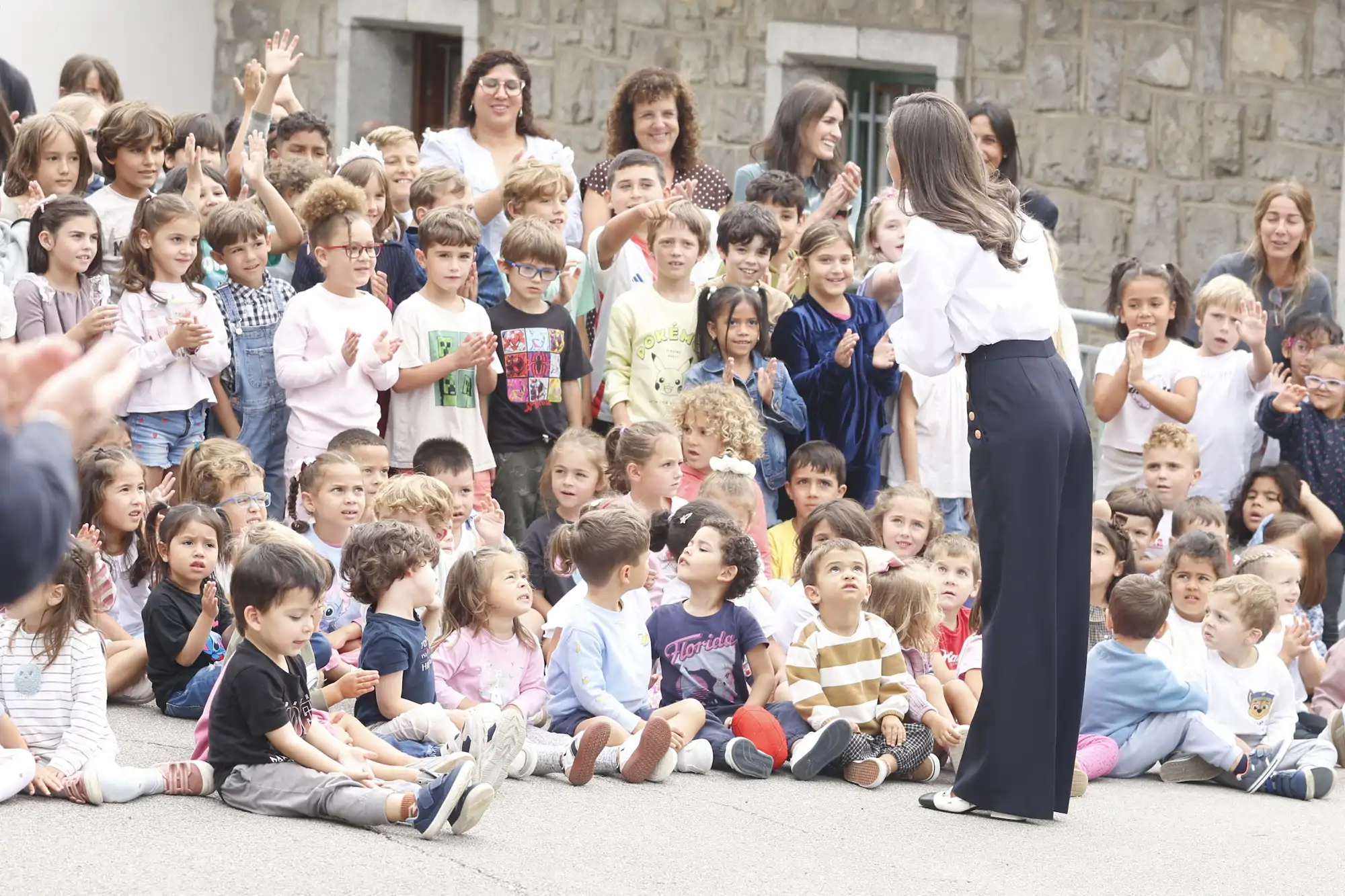La complicidad de la Reina Letizia con los alumnos del Colegio Público La Gesta de Oviedo este jueves, 17 de septiembre.