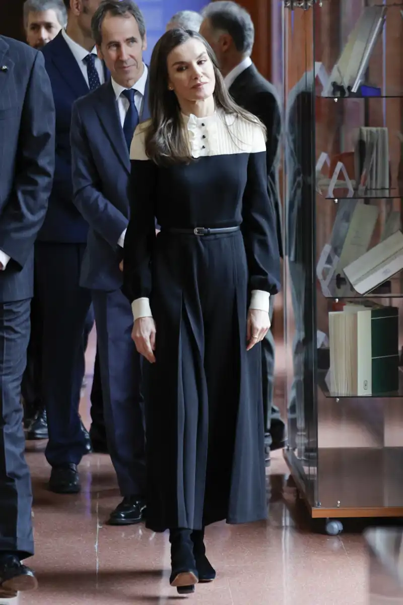 El mono de Teresa Helbig de la Reina Letizia durante su visita a la Facultad de Derecho de la Universidad Autónoma de Madrid