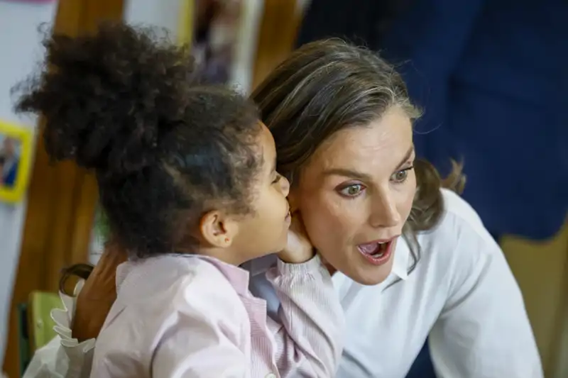 La complicidad de la Reina Letizia con los alumnos del Colegio Público La Gesta de Oviedo este jueves, 17 de septiembre.