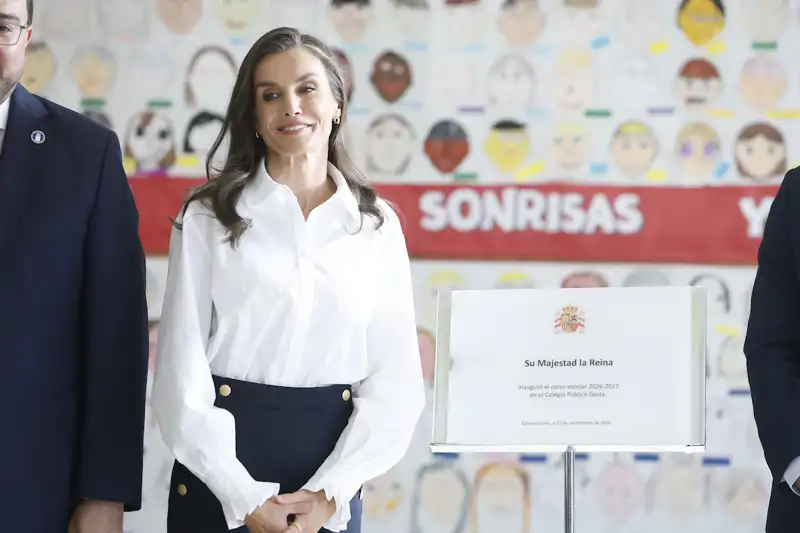 La Reina Letizia inaugura sonriente el curso escolar del Colegio Público Gesta de Oviedo