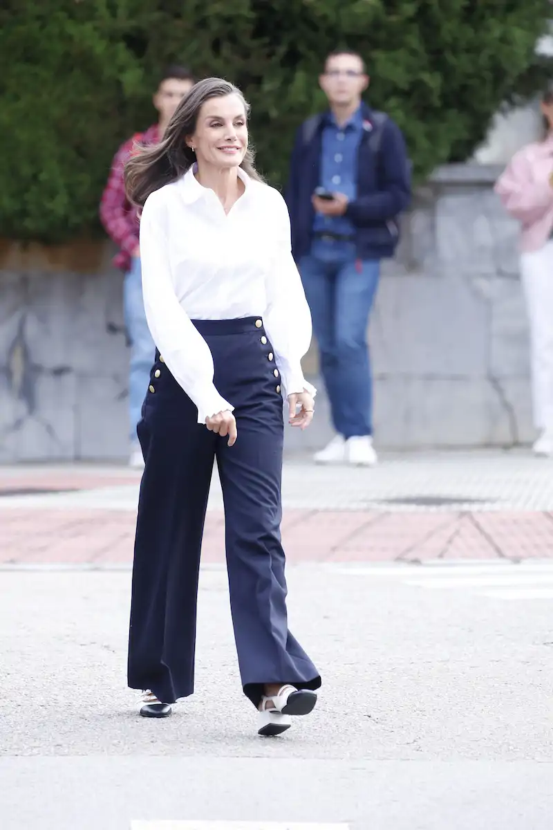 La Reina Letizia vuelve a casa: el look marinero con el que ha conquistado Oviedo.