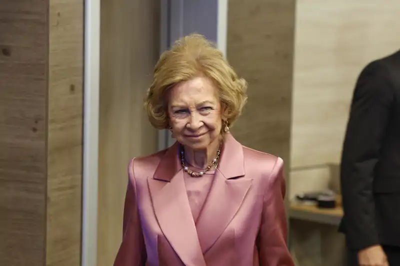 La Reina Sofía estrena en su último acto el dos piezas satinado rosa ácido más favorecedor