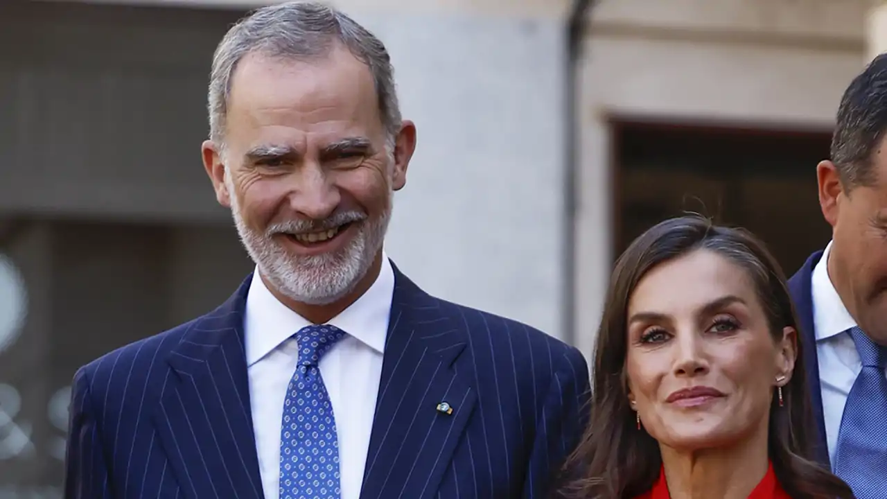 Los Reyes Felipe y Letizia muy sonrientes en un acto oficial en Toledo