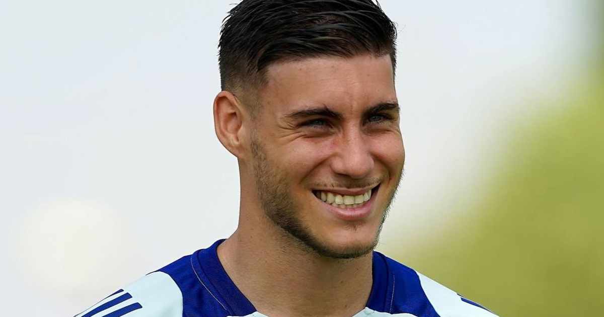 Roberto Fernández: "Doy las gracias por la infancia que tuve, jugando siempre en la calle con un balón. Eran tardes inacabables, mi madre me estiraba de las orejas porque no paraba"