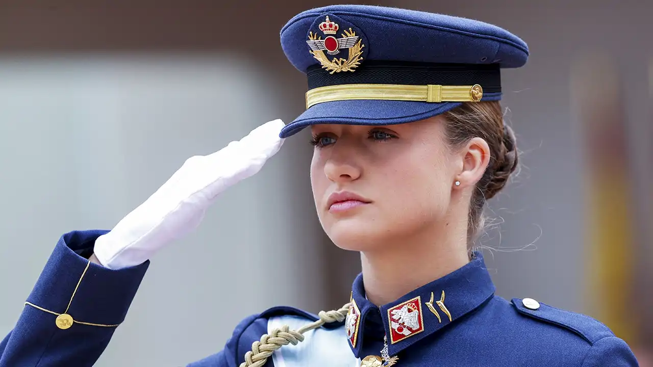 La Princesa Leonor, con gesto serio y vestida de uniforme en Vigo