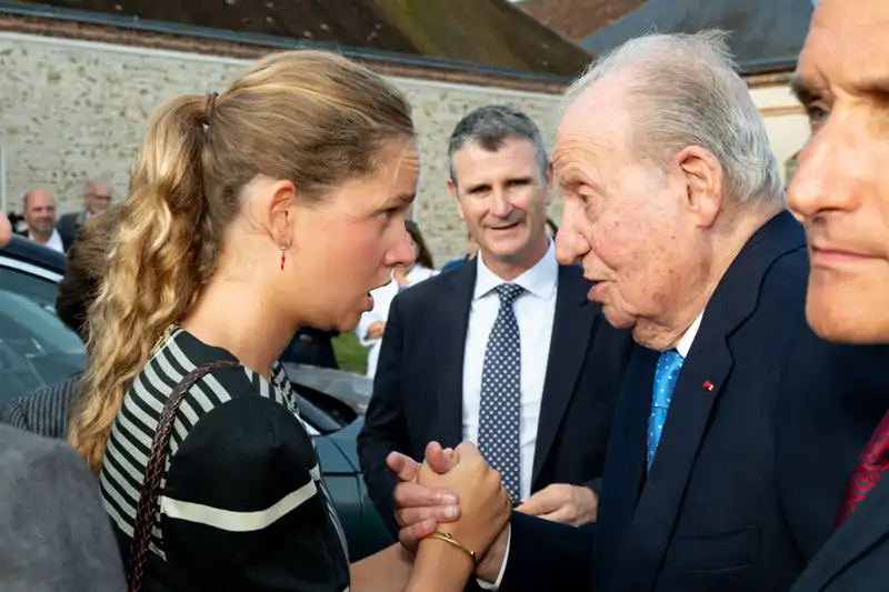 El Rey Juan Carlos, arropado por la Infanta Elena al recibir el Premio Saint-Simon 2026.