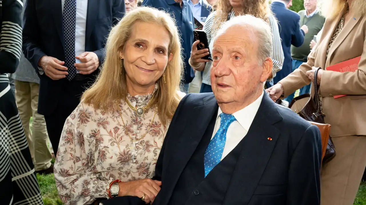 El Rey Juan Carlos, arropado por la Infanta Elena al recibir el Premio Saint-Simon 2026.