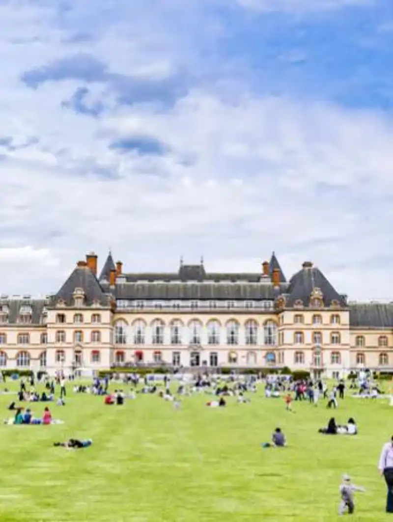 Exterior del campus de París (Francia) en el que estudiará su segundo año de carrera en el prestigioso Foward College.
