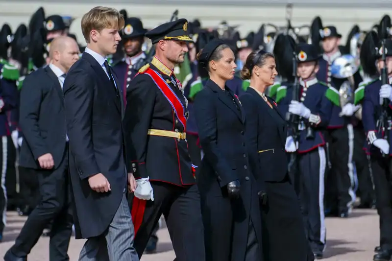 Haakon VIII junto a sus hijos, Ingrid Alexandra y Sverre Magnus en la procesión con motivo del funeral de Estado del Rey Harald de Noruega