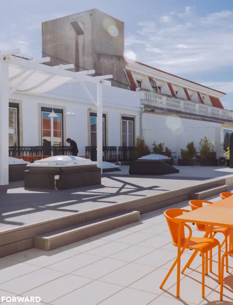 La zona exterior del centro Foward College en la que los alumnos cuentan con mesas y sillas para su descanso y desconexión.