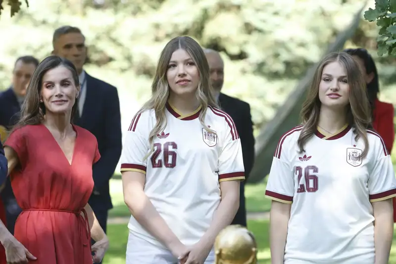 La Reina Letizia junto a la Princesa Leonor y la Infanta Sofía reciben en el Palacio de la Zarzuela a la Selección tras su victoria en el Mundial