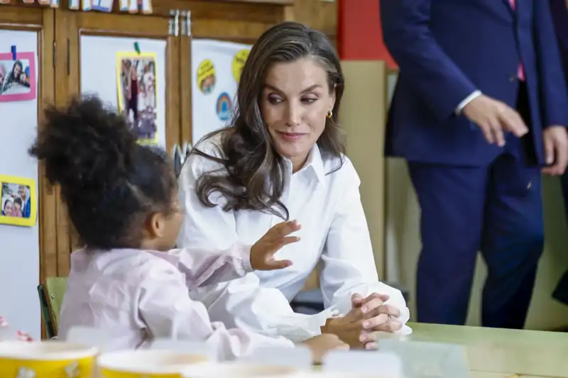 La Reina Letizia junto a una niña con motivo de una visita al Colegio Gesta de Oviedo