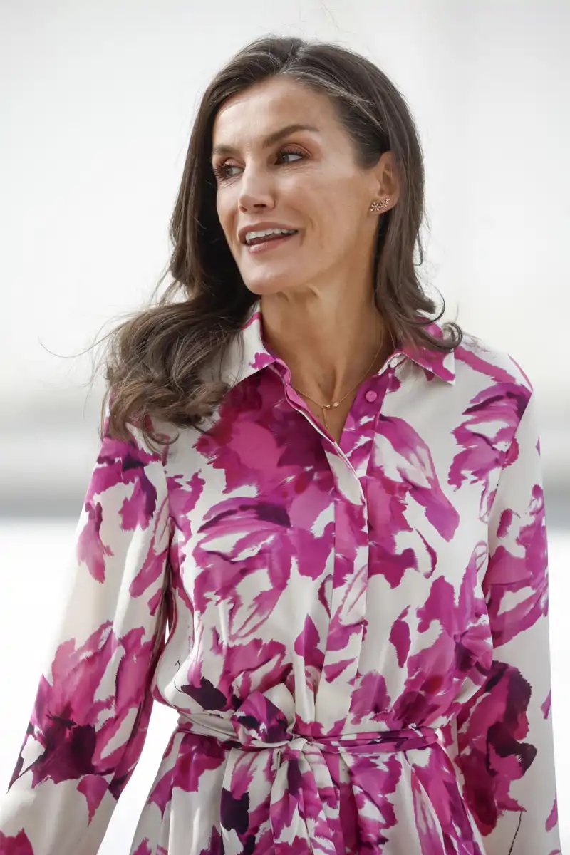 La Reina Letizia, muy sonriente y con un vestido con motivos florales, durante un acto de agenda 