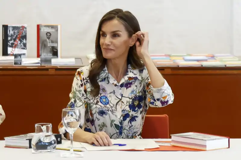 La Reina Letizia se lleva la mano al pelo durante una reunión de trabajo