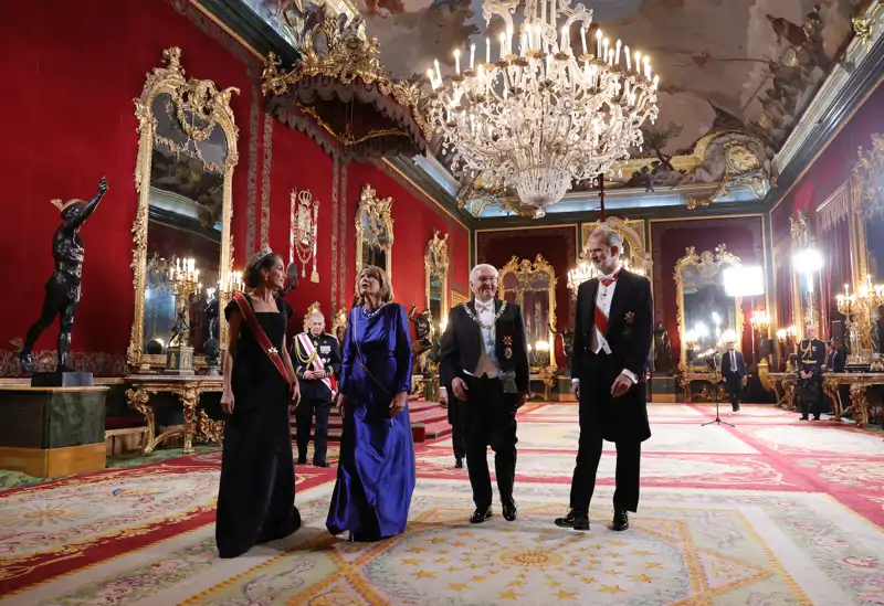 Los Reyes Felipe y Letizia junto al Presidente de Alemania y la Primera Dama antes de dar comienzo la cena de gala en el Palacio Real
