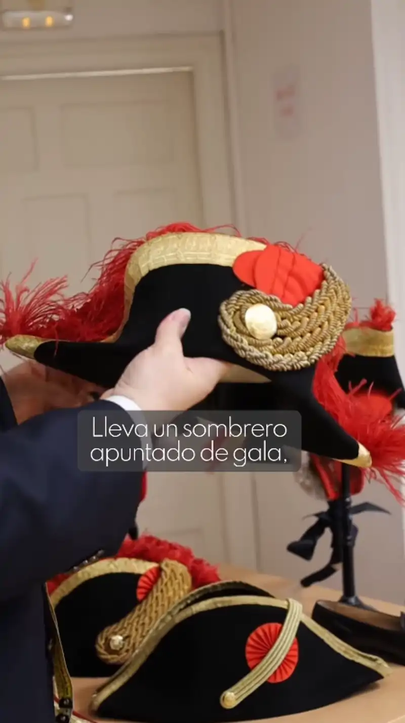 Los sombreros de gala de la uniformidad del Palacio Real