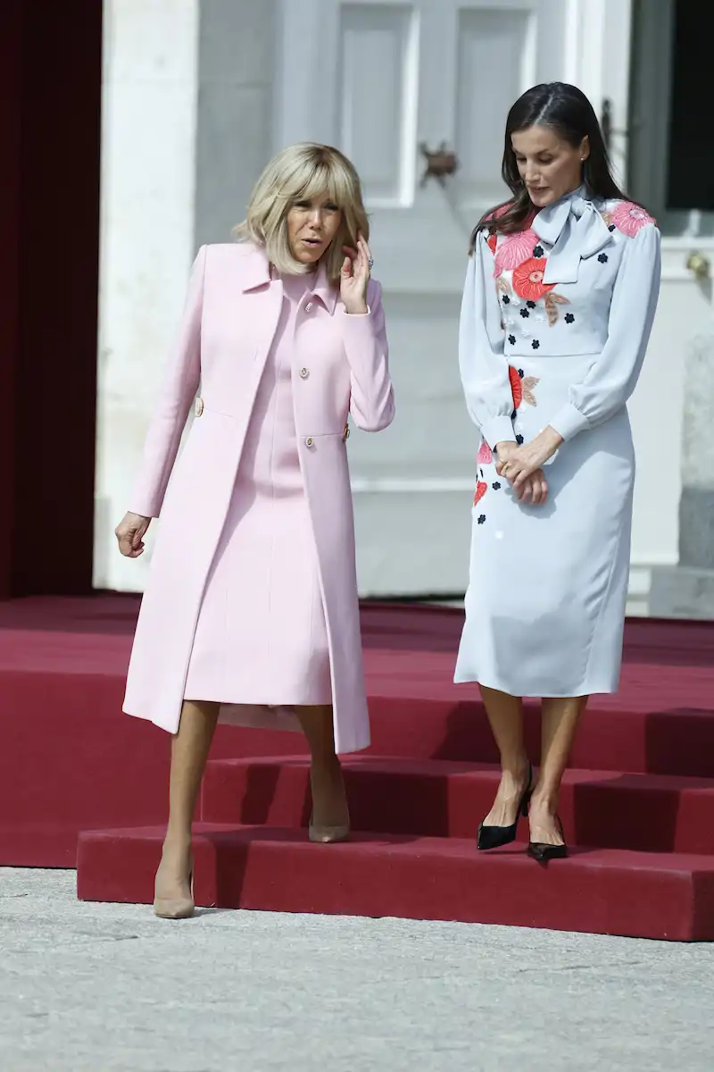 Brigitte Macron apuesta por el rosa empolvado de Louis Vuitton en su encuentro con la Reina Letizia.