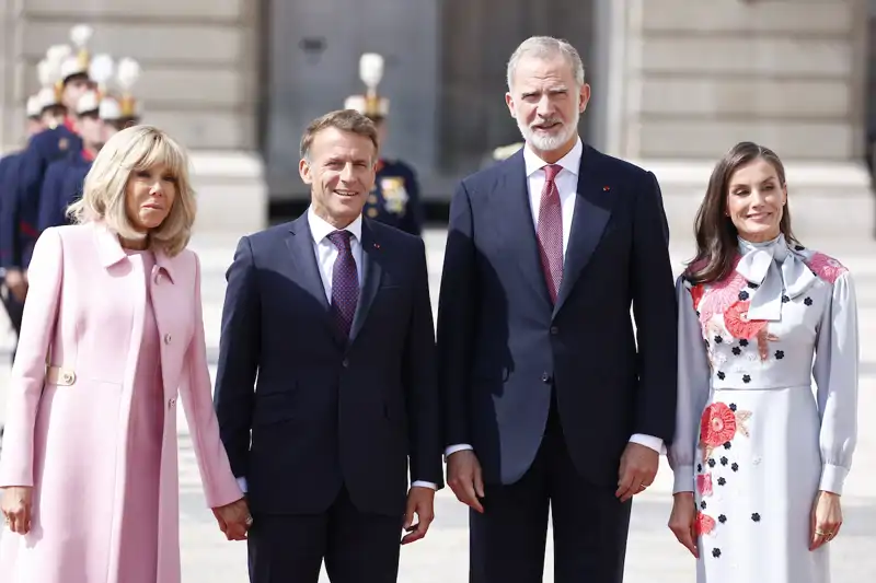 Brigitte y Emmanuel Macron acompañados por el Rey Felipe VI y la Reina Letizia en su llegada a España.