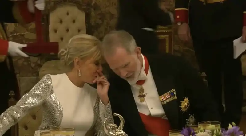 El momento cómplice entre Brigitte Macron y el Rey Felipe VI.