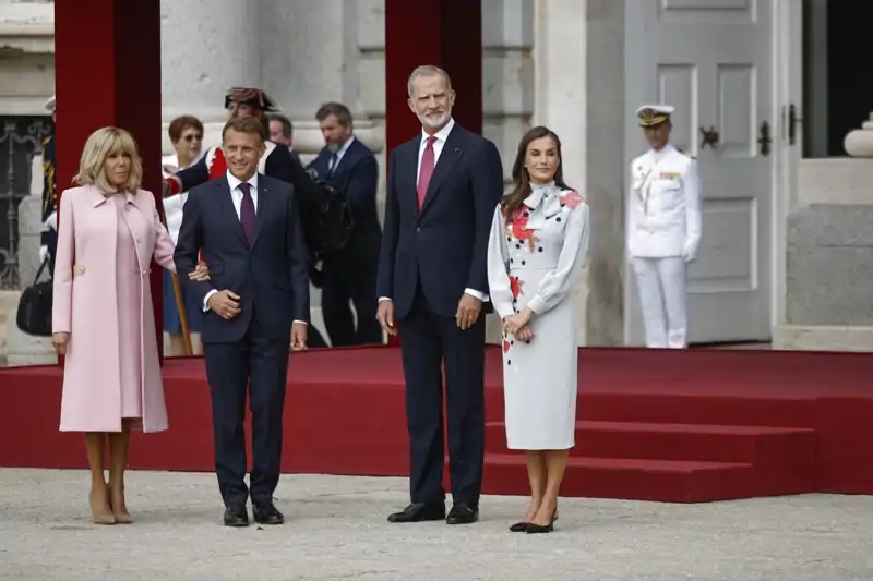 El Rey Felipe VI y la Reina Letizia junto al presidente francés Emmanuel Macron y su esposa, Brigitte Macron, durante una ceremonia oficial en honor del presidente francés con motivo de su visita oficial a España, celebrada en el Palacio Real de Madrid.