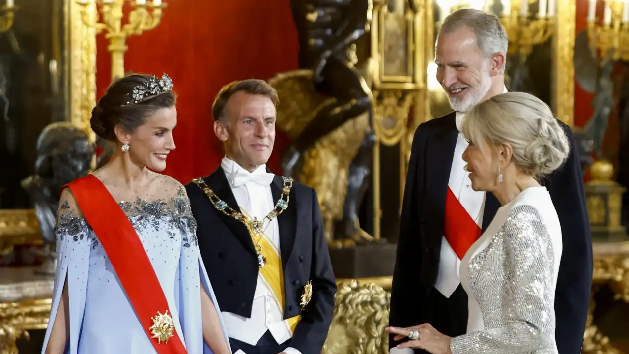 Los Reyes y los Macron, muy cómplices en la tradicional cena de gala en el Palacio Real.