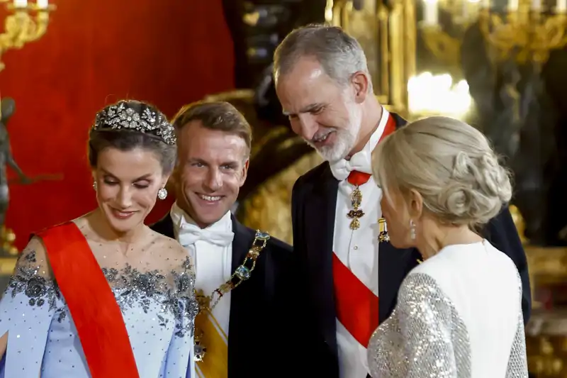 Los Reyes y los Macron, muy cómplices en la tradicional cena de gala en el Palacio Real.