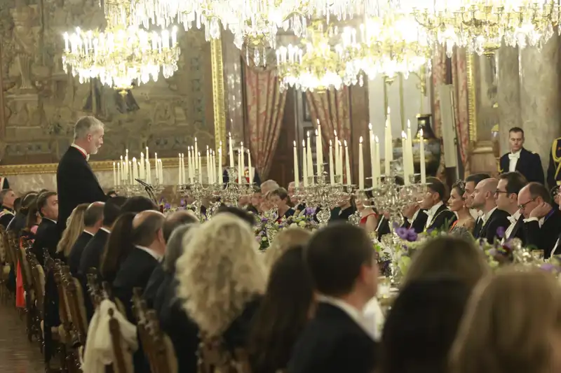 Felipe VI ofrece un discurso durante la cena de gala en honor al Presidente de Francia