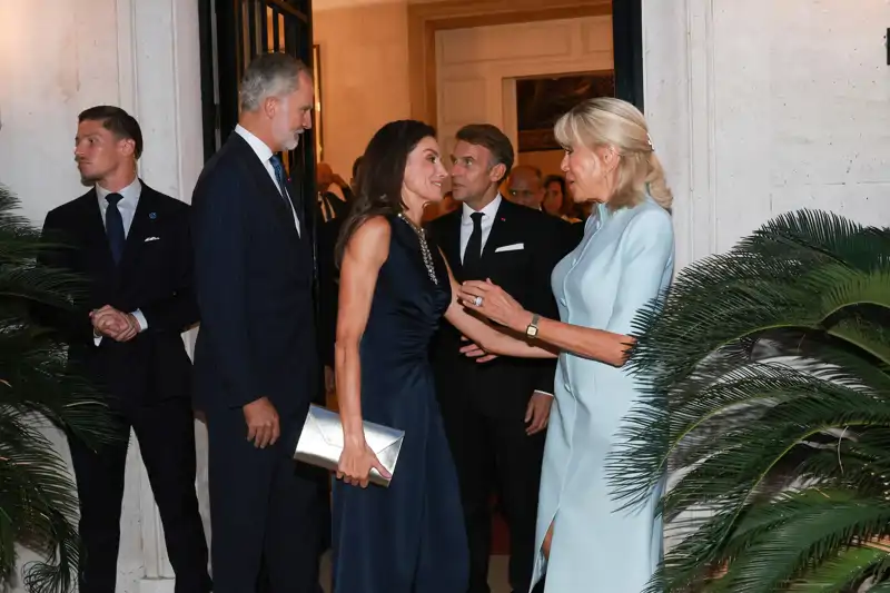 La Reina Letizia hablando con Brigitte Macron en la Embajada de Francia en Madrid