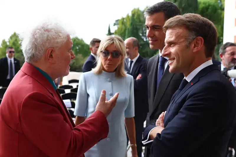 Los Macron y Pedro Sánchez, manteniendo un encuentro con Pedro Almodóvar. 