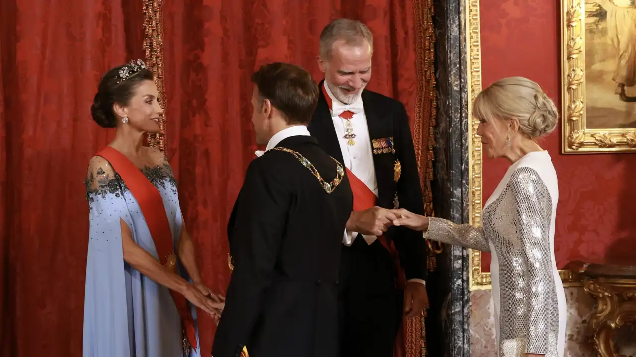 Los Reyes Felipe y Letizia saludan a Emmanuel Macron y su mujer, Brigitte, en el Palacio Real de Madrid