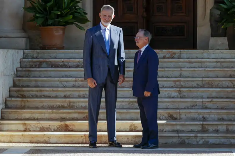 Felipe VI se reúne con Juan Jesús Vivas, presidente de Ceuta, en el Palacio de Marivent