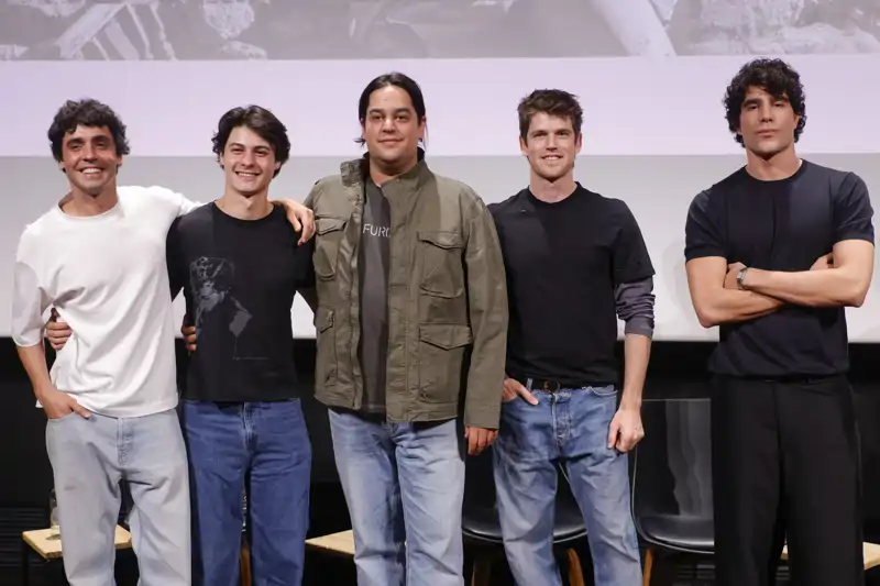 Javier Calvo y Javier Ambrossi, Los Javis, posan con el reparto de 'La bola negra'